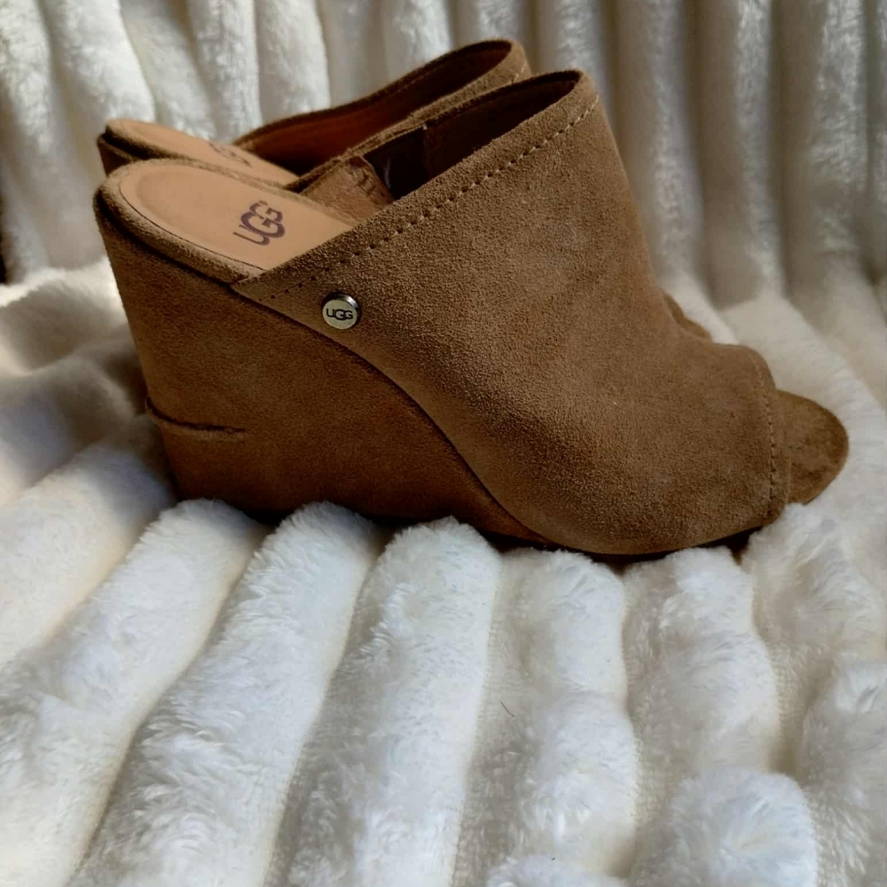 UGG Women's  New Tan Suede Wedge Mules Size 5.5